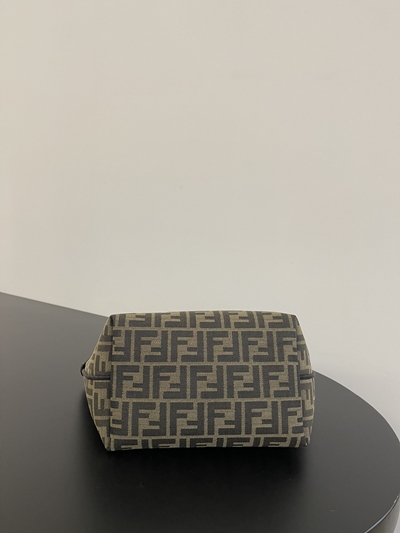 フェンディバッグ着用イメージ